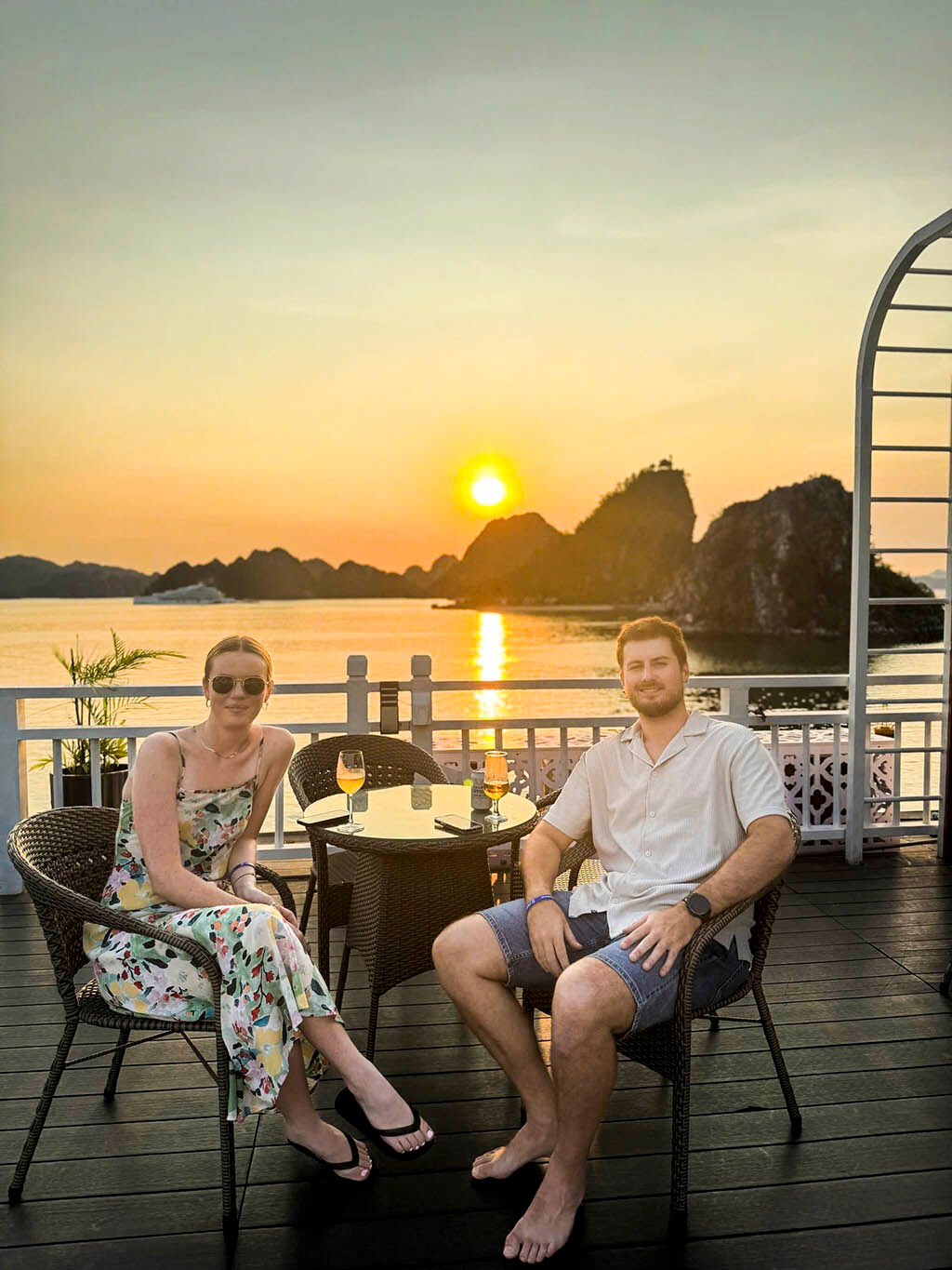 Photograph the stunning dawn on Halong cruises